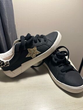 Vintage Havana Rollin Black Sneakers with Gold Glitter Star